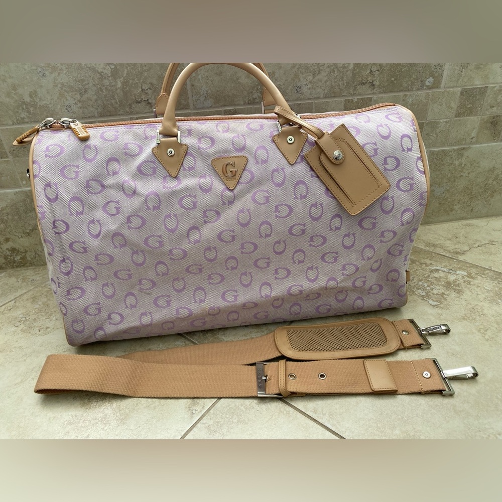 GUESS DUFFEL BAG
Ultra rare luggage piece-Lilac Lavender & Beige color